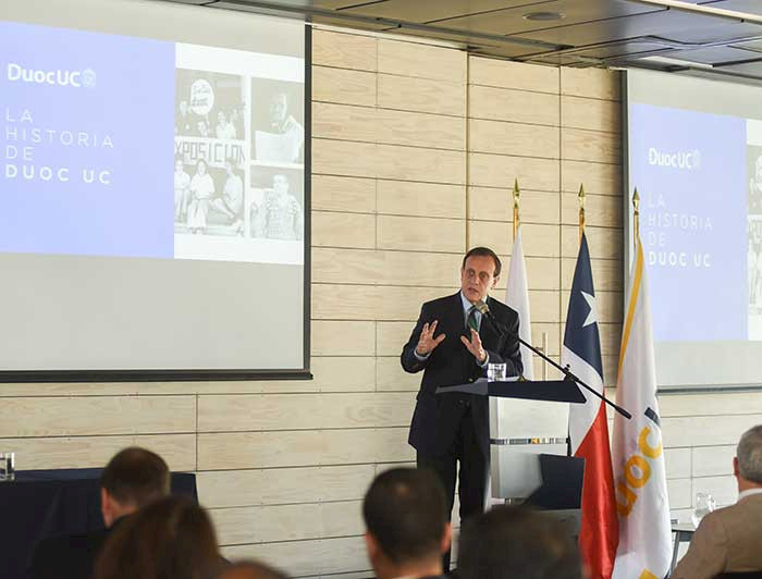 Rector Ignacio Sánchez se dirige a los presentes en la publicación del libro de los 50 años del Duoc UC