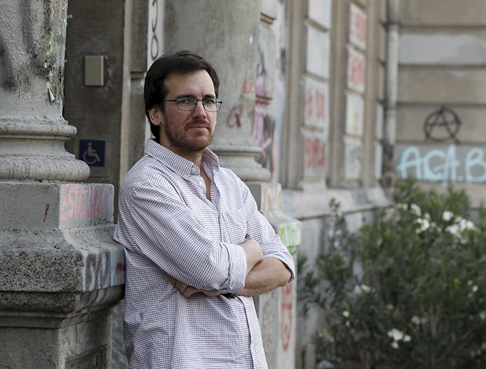 Nicolás Somma frente a la fachada de Casa Central.
