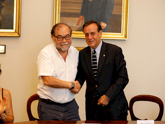 Rector Ignacio Sánchez y Luis Poirot firman convenio de su archivo fotográfico.