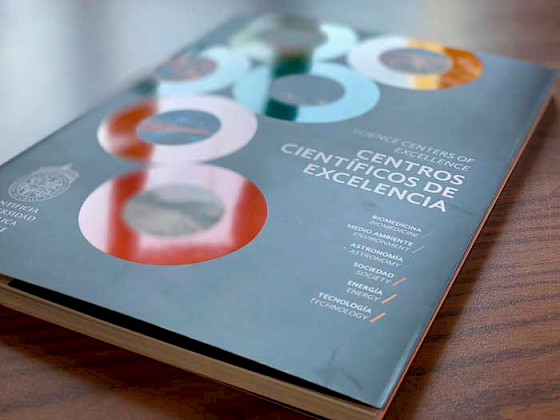 Portada del libro que recoge trabajo de centros científicos de excelencia en Chile.