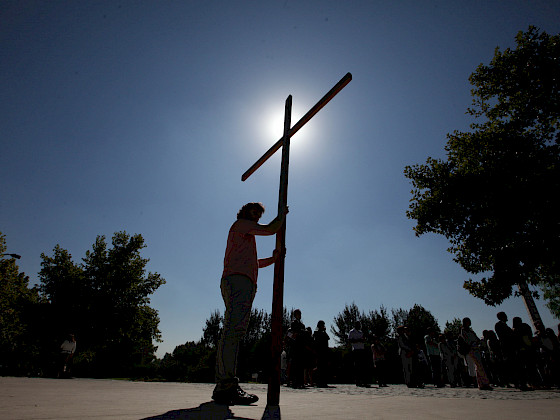 Imagen de hombre con una cruz