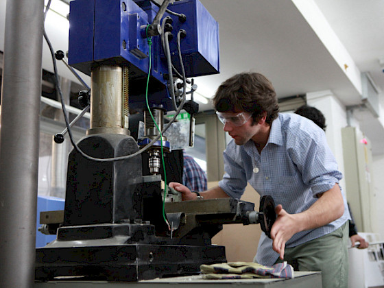 Estudiante en un laboratorio de la Escuela de Ingeniería, en contexto a la columna del rector Ignacio Sánchez en la que se refiere a la innovación y la transferencia.