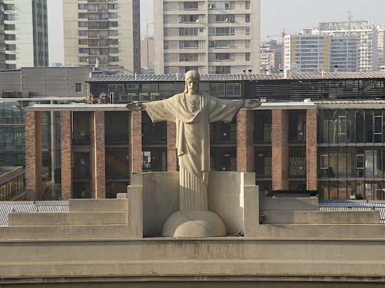 Foto del Cristo de la fachada de Casa Central