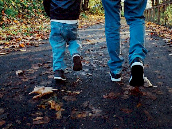 Dos menores de edad caminan en un bosque otoñal, en contexto a la información sobre el estudio de estudios psíquicos en la primera infancia, abordado en un seminario de la Escuela de Psicología y MIDAP.