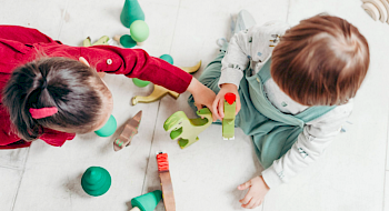 Dos niños jugando en el suelo
