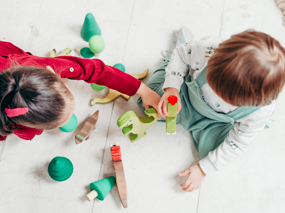 Dos niños jugando en el suelo