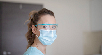 mujer con mascarilla y antiparra