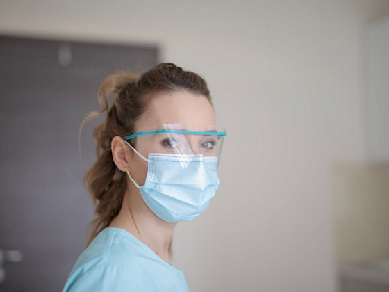 mujer con mascarilla y antiparra
