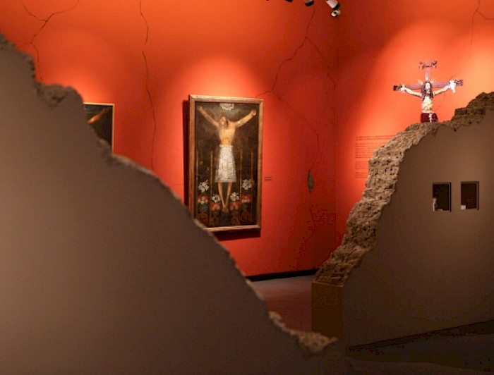 Parte de la exposición "Cristos milagrosos en la época virreinal", que se está exhibiendo en la Sala Joaquín Gandarillas Infante del Centro de Extensión.