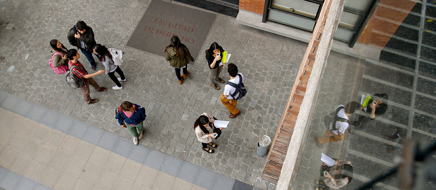 Imagen aérea de estudiantes en el patio de la Facultad de Derecho