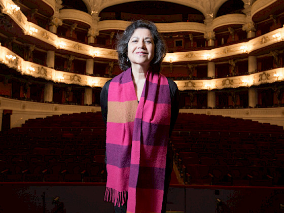 Miryam Singer en el escenario de un teatro.