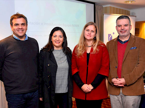 El profesor Alberto González; la directora del Departamento de Calidad Educativa de la Junji, Fabiola Mánquez; la profesora Patricia Manns, y Ernesto Treviño, director del Centre UC.
