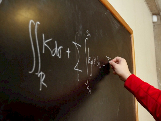Fórmulas matemáticas escritas durante una clase.