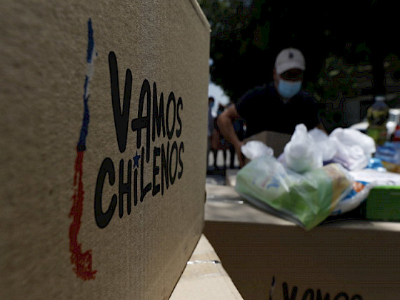 Tres camiones con las cajas con insumos para los adultos mayores vulnerables ingresan a campus San Joaquín.