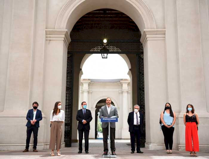 7 personas, en hilera, posan para foto.