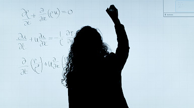 Mujer escribiendo en pizarrón