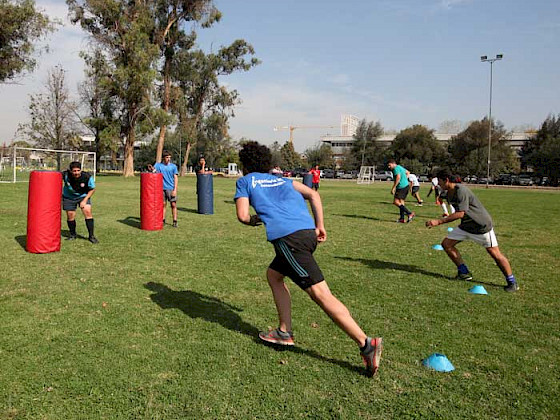 Imagen de estudiantes de la UC entrenando en las canchas de campus San Joaquín.