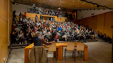 El arquitecto Alejandro Aravena presentando su trabajo en el campus Lo Contador.