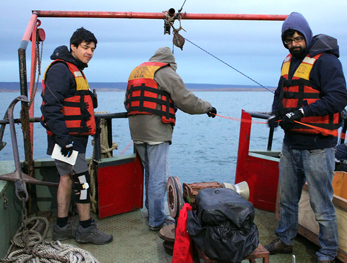 Para entender lasinteracciones de las turbinas con procesos costeros, investigadores UC han realizado mediciones en terreno en el Canal de Chacao y en el Estrecho de Magallanes, acoplando estas observaciones a experimentos en laboratorios de alta tecnología y simulaciones. (Fotografía: Revista Universitaria)
