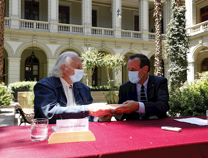 Entrega de la donación de Claudio di Girólamo en la UC. Foto César Cortés.