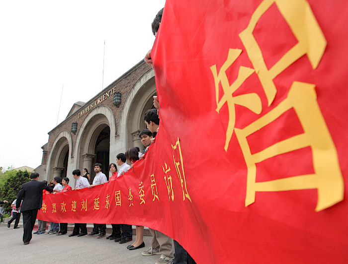 frontis de campus oriente uc con lienzo con caracteres chinos