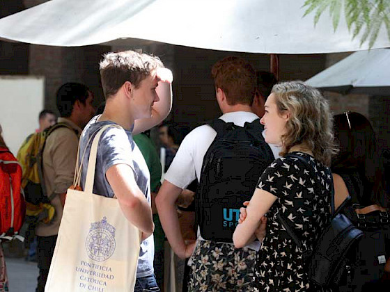 Dos estudiantes de intercambio antes de la pandemia en Casa Central.