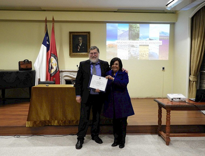 El académico Fabián Jaksic y la presidenta de la Academia Chilena de Ciencias, Cecilia Hidalgo.