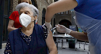 Foto de una mujer mayor siendo vacunada en el Campus Oriente
