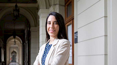 Rosario Maze, psicóloga organizacional, es la nueva jefa de la unidad de Bienestar de la Dirección de Personas. En la foto, en uno de los pasillos de Casa Central.