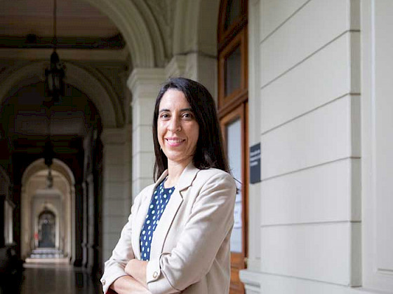 Rosario Maze, psicóloga organizacional, es la nueva jefa de la unidad de Bienestar de la Dirección de Personas. En la foto, en uno de los pasillos de Casa Central.