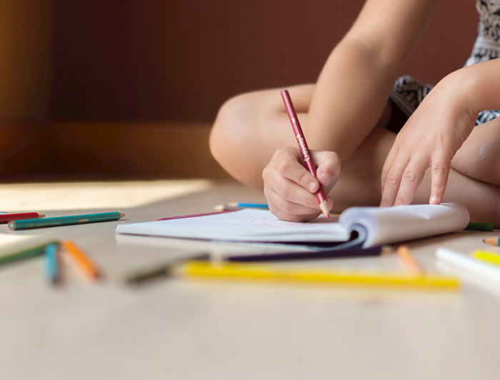 imagen correspondiente a la noticia: "Enseña a leer y escribir a niños y niñas en esta pandemia"