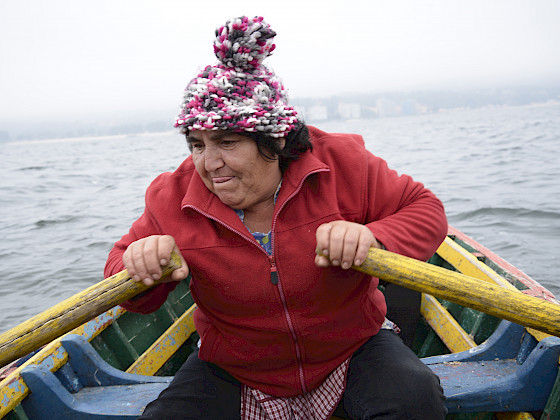 Sra. Alejandra Garrido remando en la cala de jaiba en caleta Coliumo. Foto Capes.