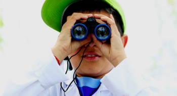 niño mirando con vinoculares