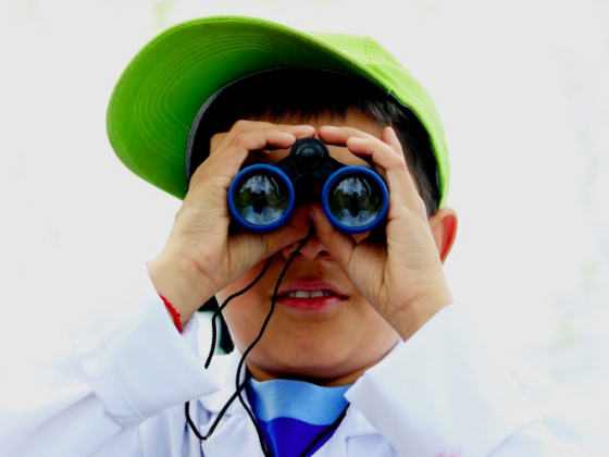 niño mirando con vinoculares