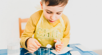 niño haciendo experimento