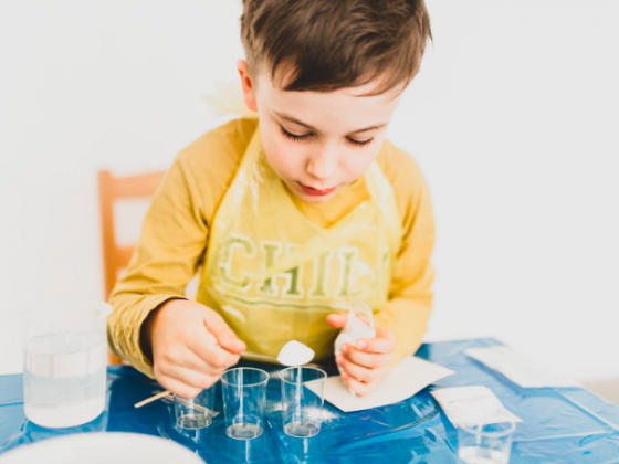 niño haciendo experimento