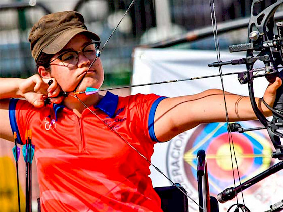 Estudiante Mariana Zúñiga, en plena competencia paralímpica del tiro con arco en Monterrey.