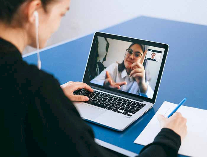 imagen correspondiente a la noticia: "Talk2Me: La iniciativa online que le permite a estudiantes UC practicar el inglés con nativos"