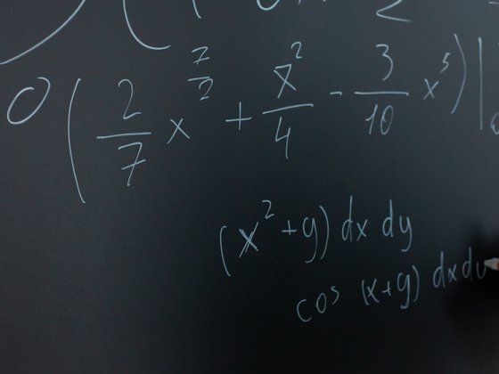 pizarron negro con formulas matematicas