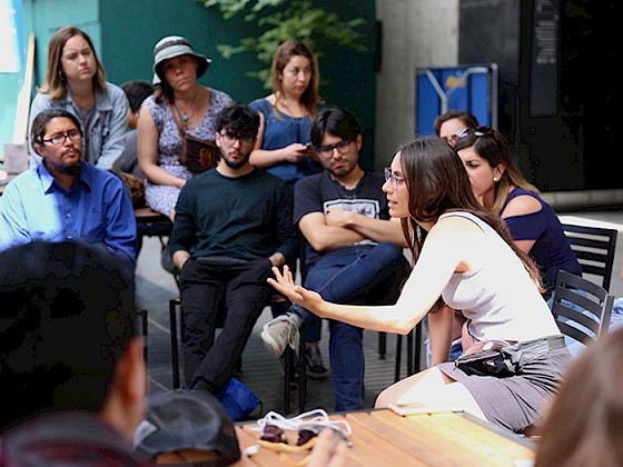 Personas dialogando