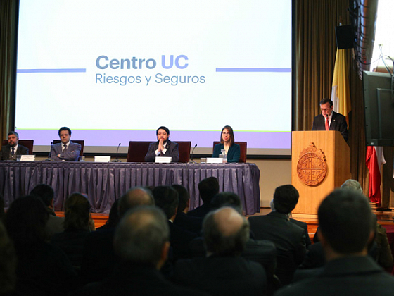 Parte del panel de autoridades y expertos presente en el lanzamiento del nuevo Centro de Riesgos y Seguros.