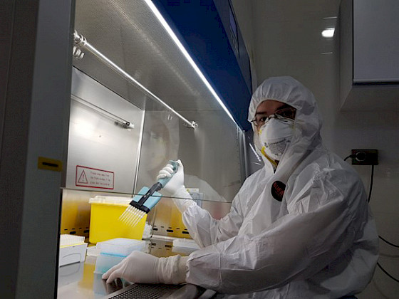 Eduardo Santander en el laboratorio Covid. Photo Camera