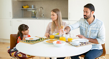 familia tomando desayuno
