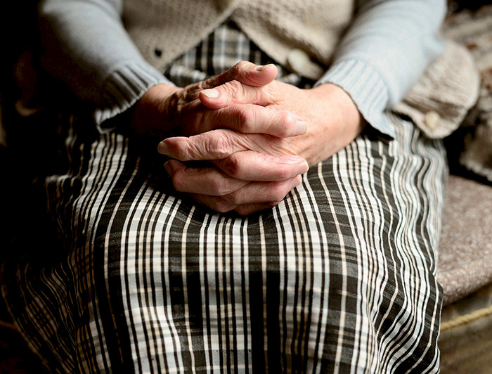 Foto de las manos de un adulto mayor en pandemia