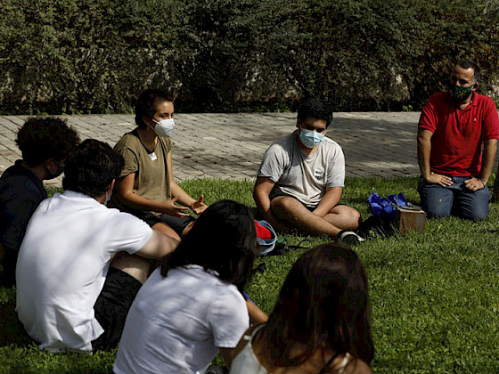 Alumnos conversando en San Joaquín.- Foto César Cortés