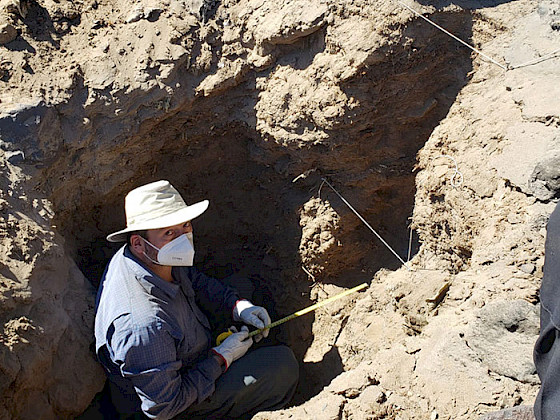 Claudio Latorre en el salar de Sororal-Atacama. Foto Magdalena Fuentealba.