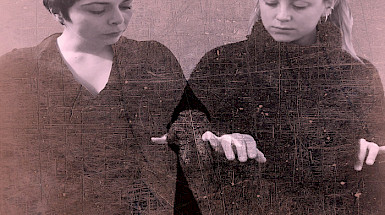 Dos mujeres de frente