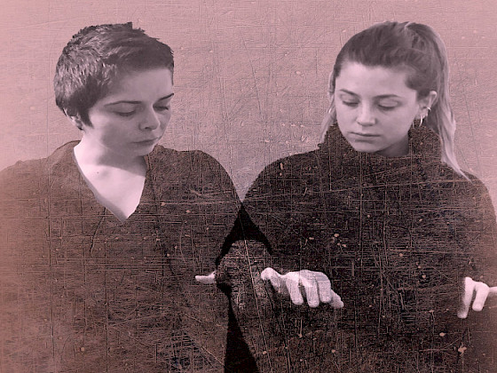 Dos mujeres de frente