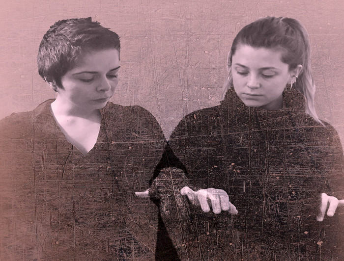 Dos mujeres de frente