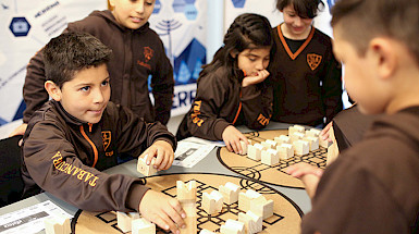 niños jugando en tablero